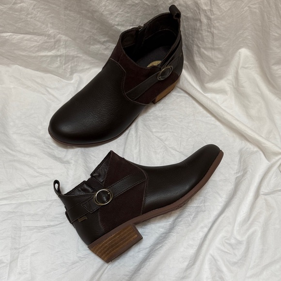 Women’s Skechers Air-Cooled Arch Fit Lasso dark brown ankle booties. Size 9.5 - Picture 2 of 14